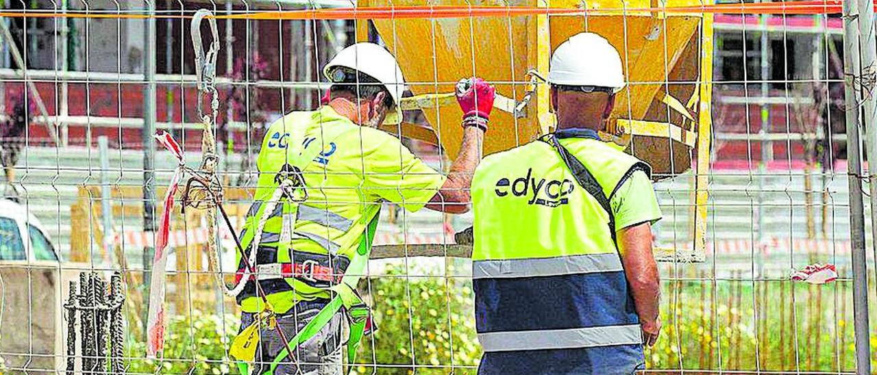 Dos trabajadores del sector de la construcción, durante su jornada laboral.