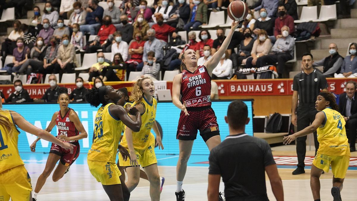 Una acció del partit entre l&#039;Spar Girona i l&#039;Spar Gran Canaria