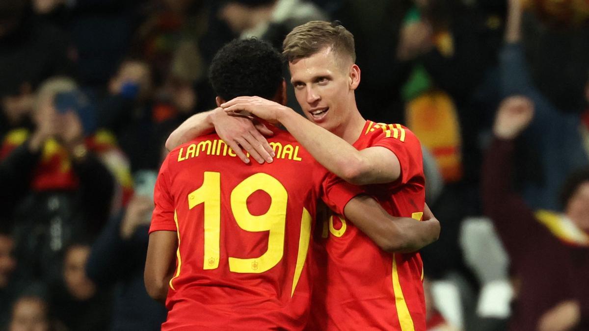 El centrocampista español Dani Olmo celebra con Lamine Yamal después de marcar el segundo gol de su equipo durante el partido entre España y Brasil.