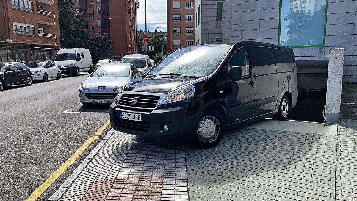 El furgón funerario sale del Instituto de Medicina Legal, ayer, con los restos de Jaime Gil.