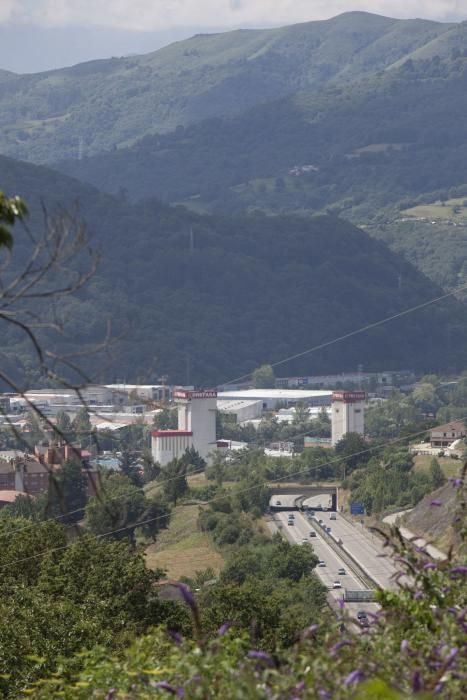 Tráfico por la autovía de los túneles de Riaño en la AS-17