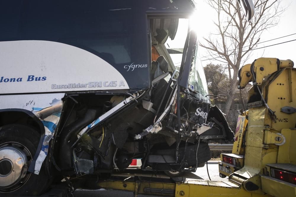 Accident amb un ferit crític a Vidreres en el xoc d'un autocar amb 3 cotxes