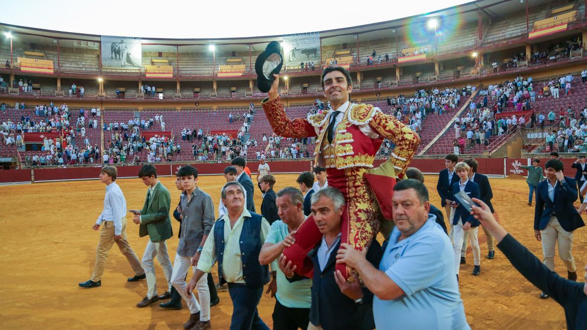 Miguel Ángel Perera sale a hombros de Los Califas