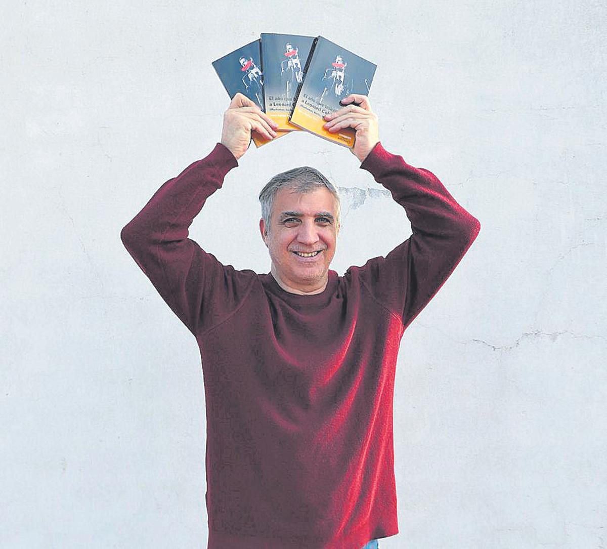 Josep Espluga, que nació en Alcampell, con su libro.