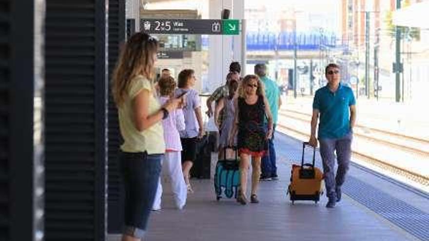 Viajeros en la estación de tren de Zamora.