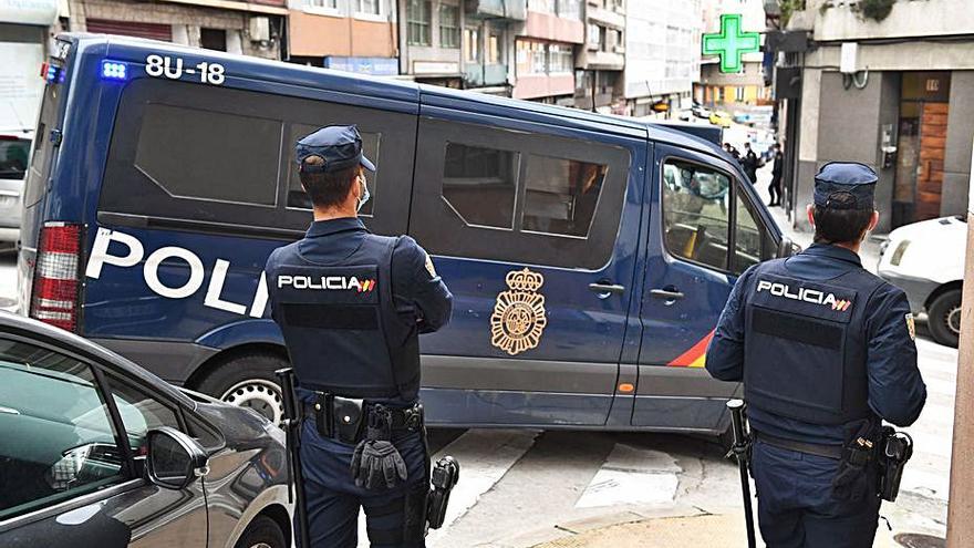 Agentes de la Policía Nacional, en A Coruña.   | // VÍCTOR ECHAVE