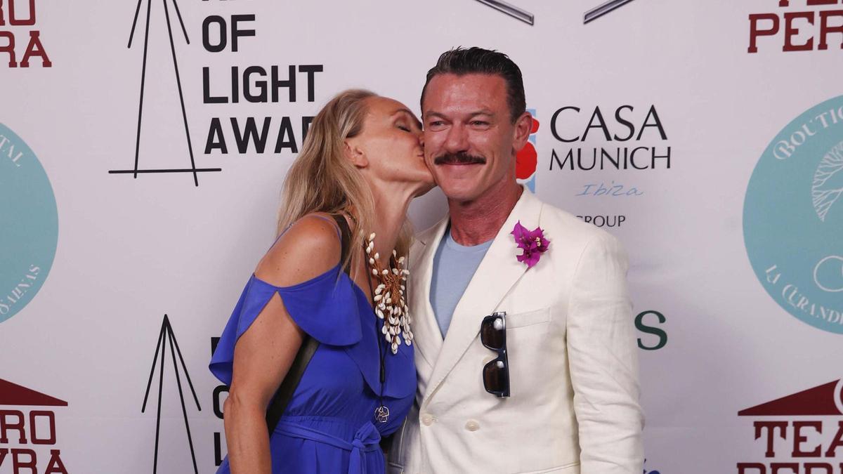 Elisabetta Carracia y Luke Evans en el festival de cine Ray of Ligth Awards.