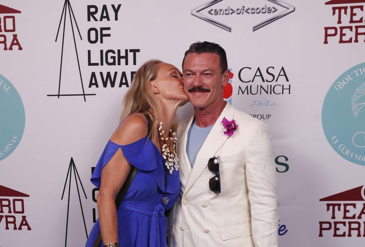 Elisabetta Carracia y Luke Evans en el festival de cine Ray of Ligth Awards.