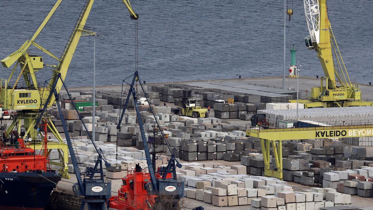 Bloques de granito en el muelle transversal del puerto de Vigo.