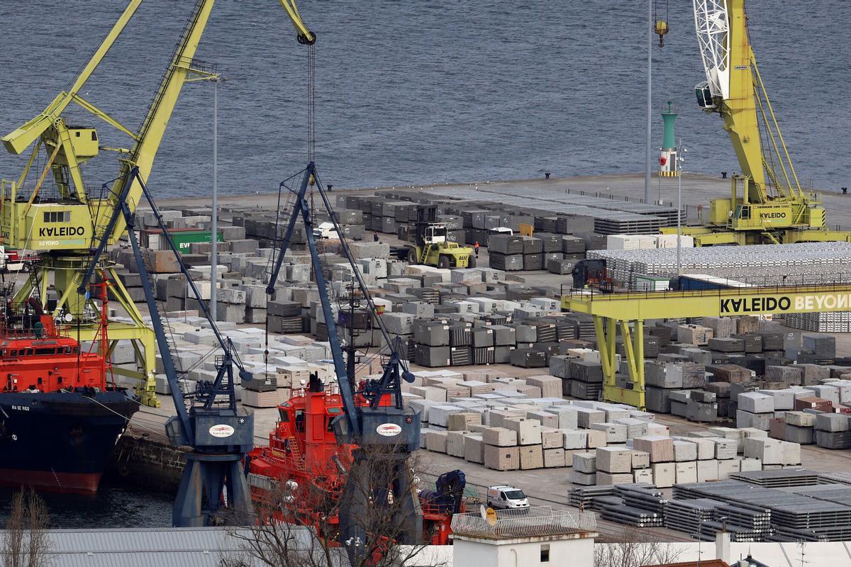 Bloques de granito en el muelle transversal del puerto de Vigo.