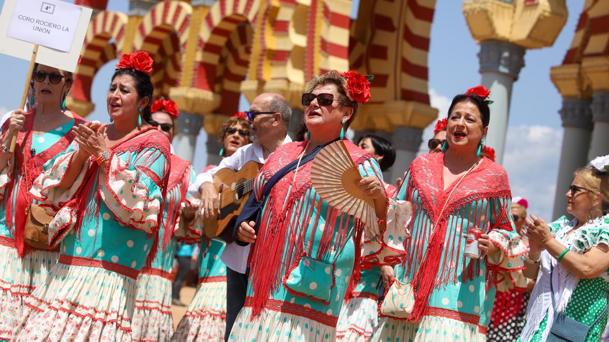 Los coros rocieros ponen la banda sonora al Arenal