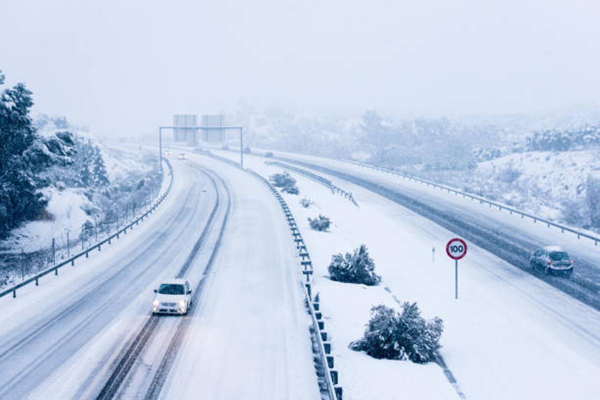 Coche circulando por la nieve