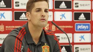 El seleccionador español Robert Moreno en rueda de prensa antes de recibir a Malta en Cádiz.