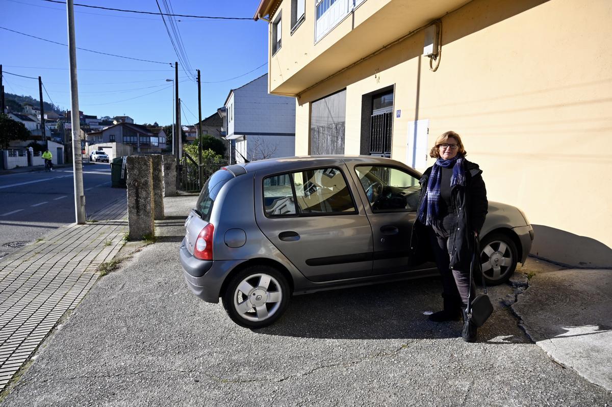 Dolores Rodríguez, vecina de Liñares, teme que se perderán todos los aparcamientos en batería de su edificio.