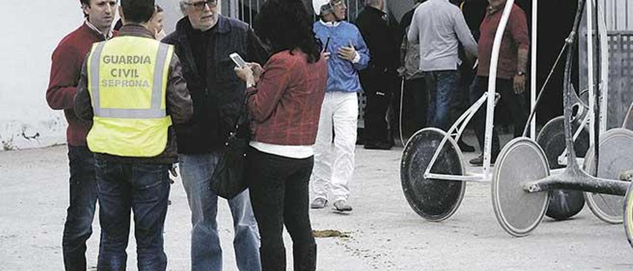 El presidente de la Federació Balear de Trot, Joan Llabata, conversa con la fiscal de la Operación Cabriol en abril del año 2015.