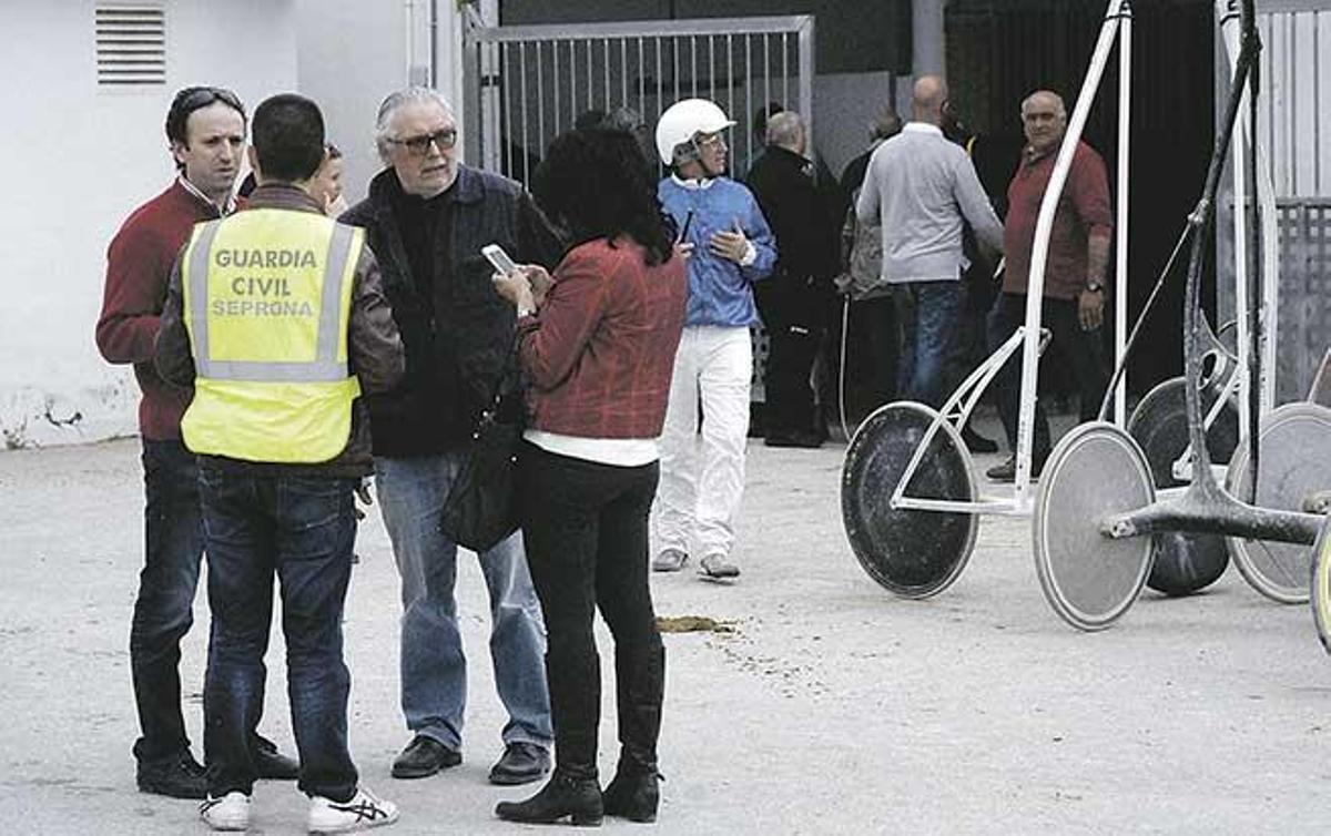 El presidente de la Federació Balear de Trot, Joan Llabata, conversa con la fiscal de la Operación Cabriol en abril del año 2015.