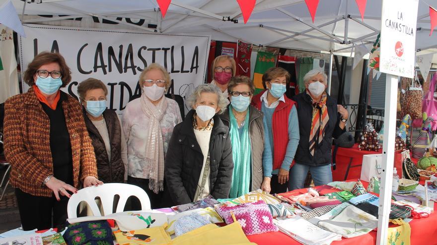 Benicàssim muestra su músculo solidario en el mercadillo navideño