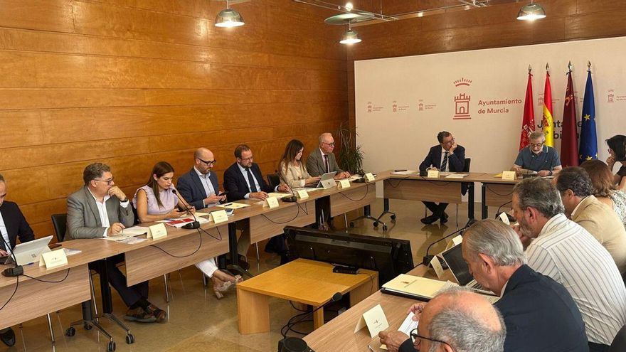 El alcalde de Murcia, José Ballesta, presidió ayer el Consejo de Administración de Aguas de Murcia. | A.M.