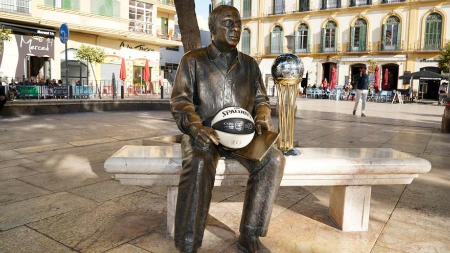 La Copa del Rey y el balón oficial, junto a la escultura de Picasso, en la plaza de La Merced