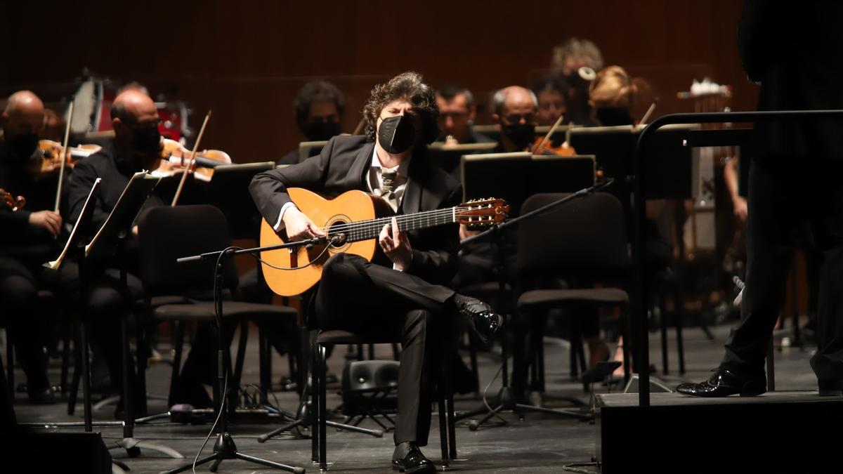 El guitarrista, Juan Manuel Manuel Cañizares, durante el concierto.