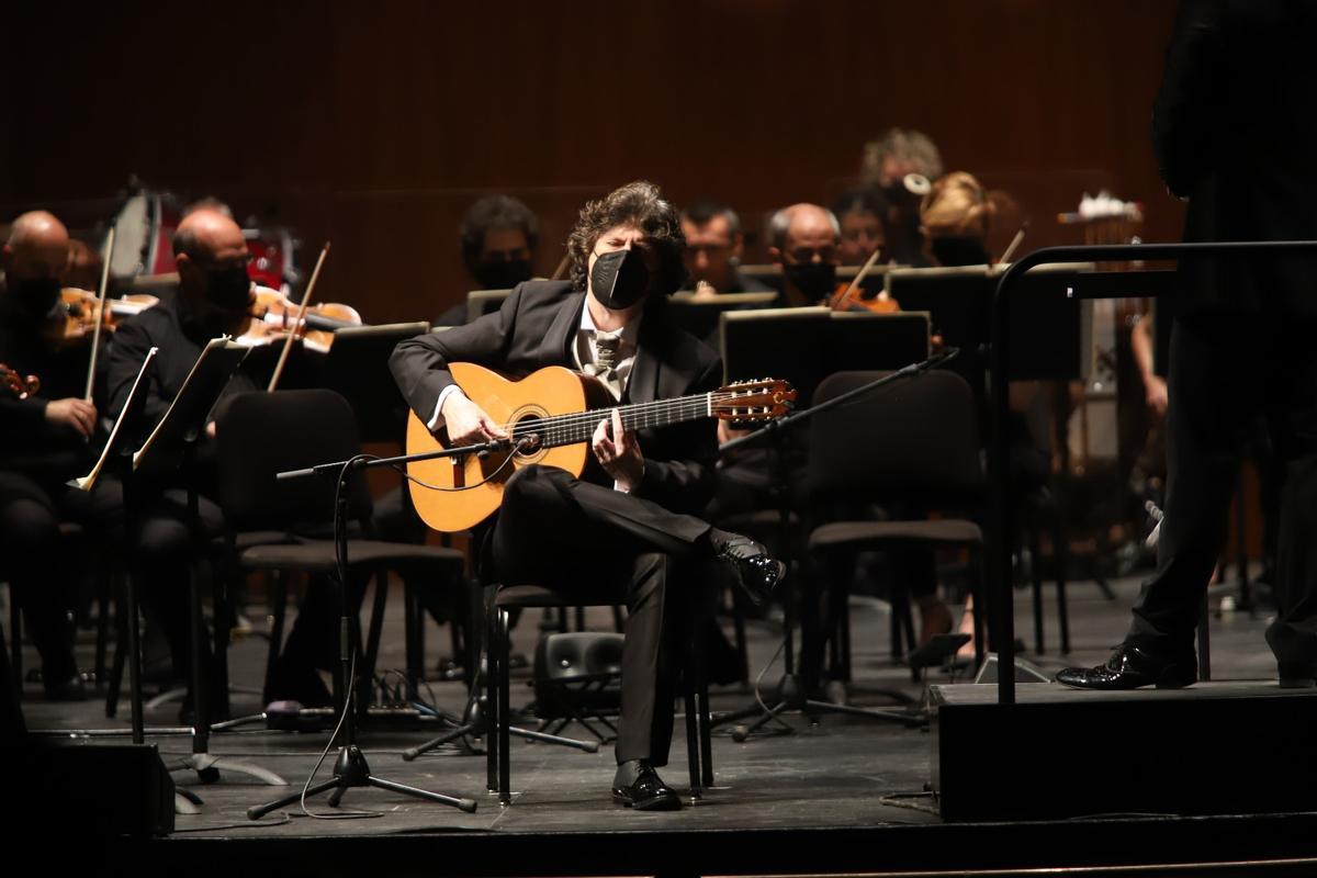 El guitarrista, Juan Manuel Manuel Cañizares, durante el concierto.