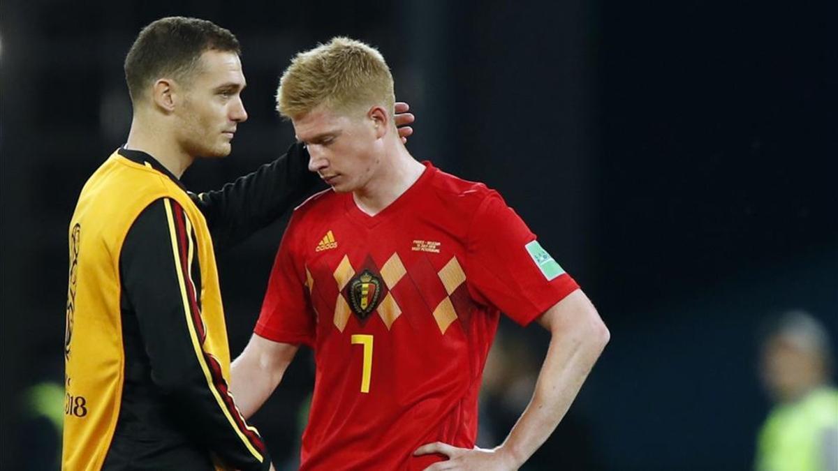 Vermaelen consuela a De Bruyne tras la eliminación de Bélgica ante Francia