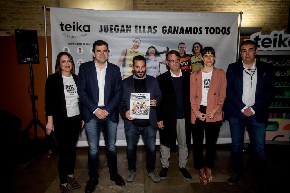 Presentación del album de cromos femenino de Teika