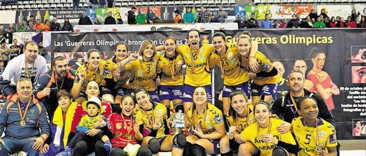 El Rocasa celebrando su primer título de la Copa de la Reina