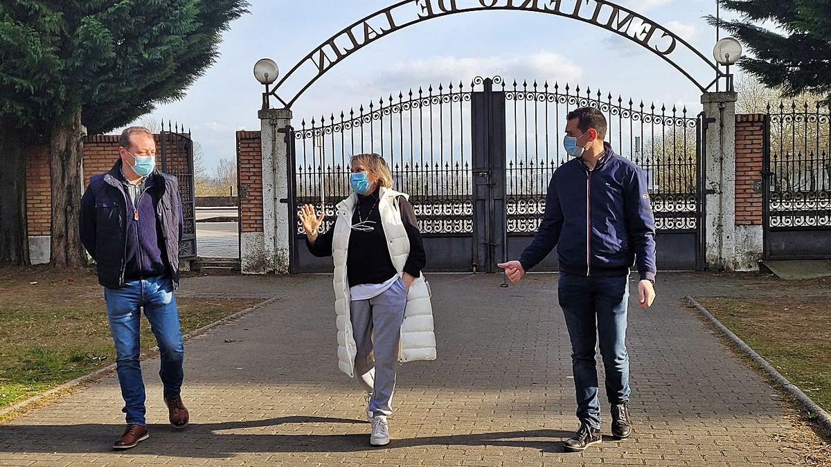 Nardo Seijas, María Álvarez y José Cuñarro en el acceso al camposanto de A Romea.