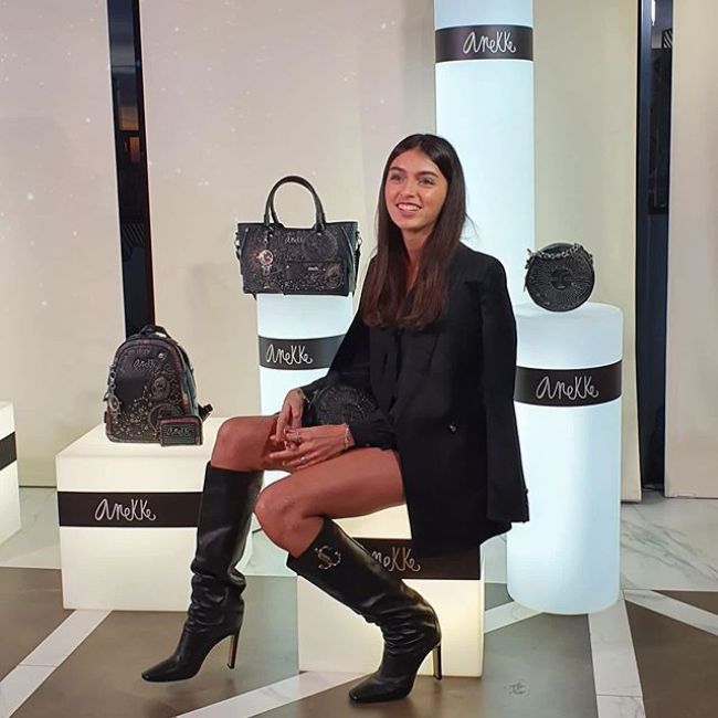 Ingenieria yo Campeonato Lucía Rivera confirma, con dos looks, una de las tendencias de Instagram:  llevar shorts con botas altas o botines - Woman