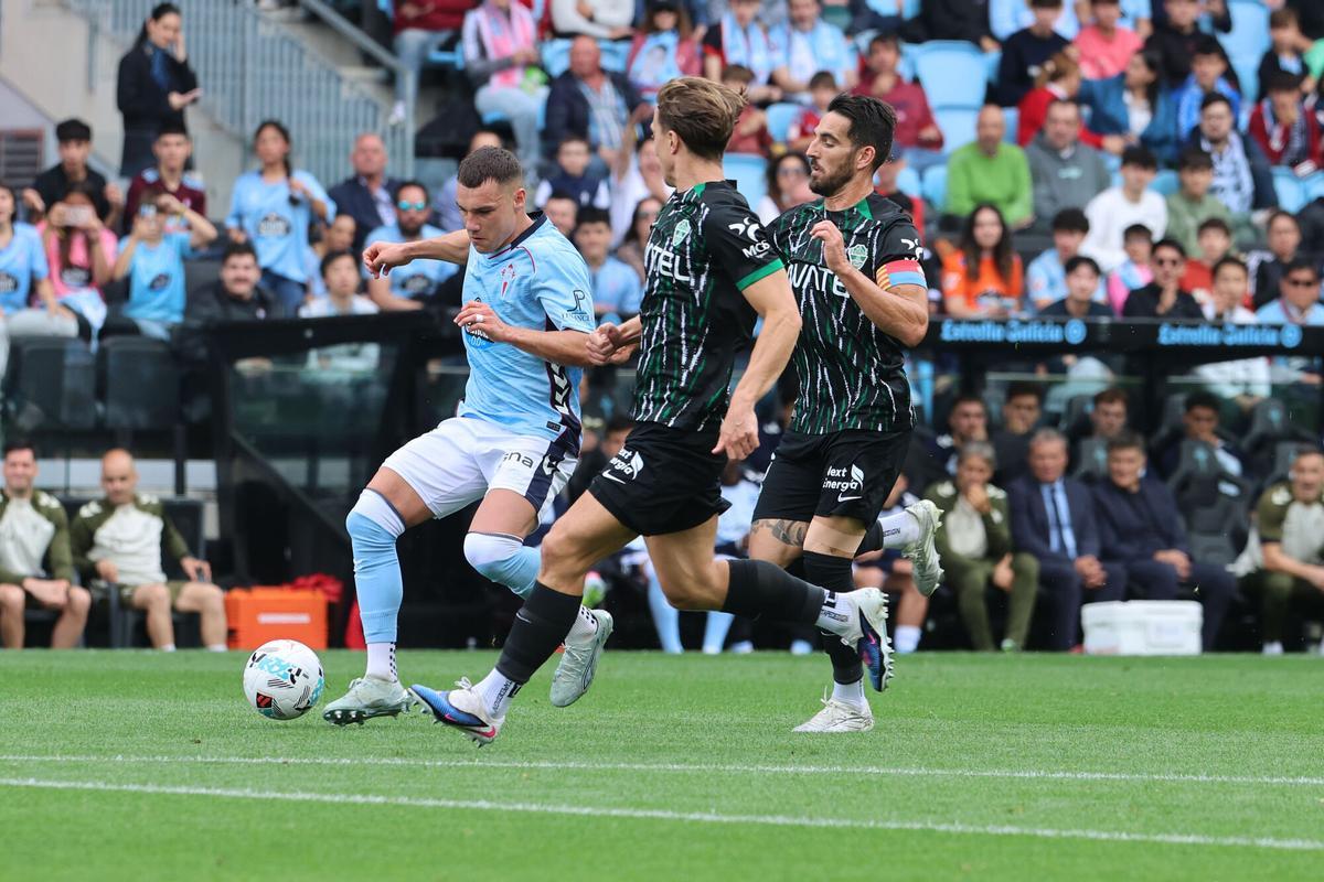 VIGO, 03/05/2026.- El delantero del Celta Ferrán Jutglà (i) con el balón ante el defensa del Elche David Affengruber durante el partido de LaLiga disputado este domingo en el Estadio Abanca-Balaídos de Vigo. EFE/ Salvador Sas