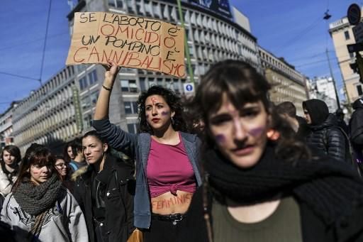 Mujeres participan en una protesta en Milán.
