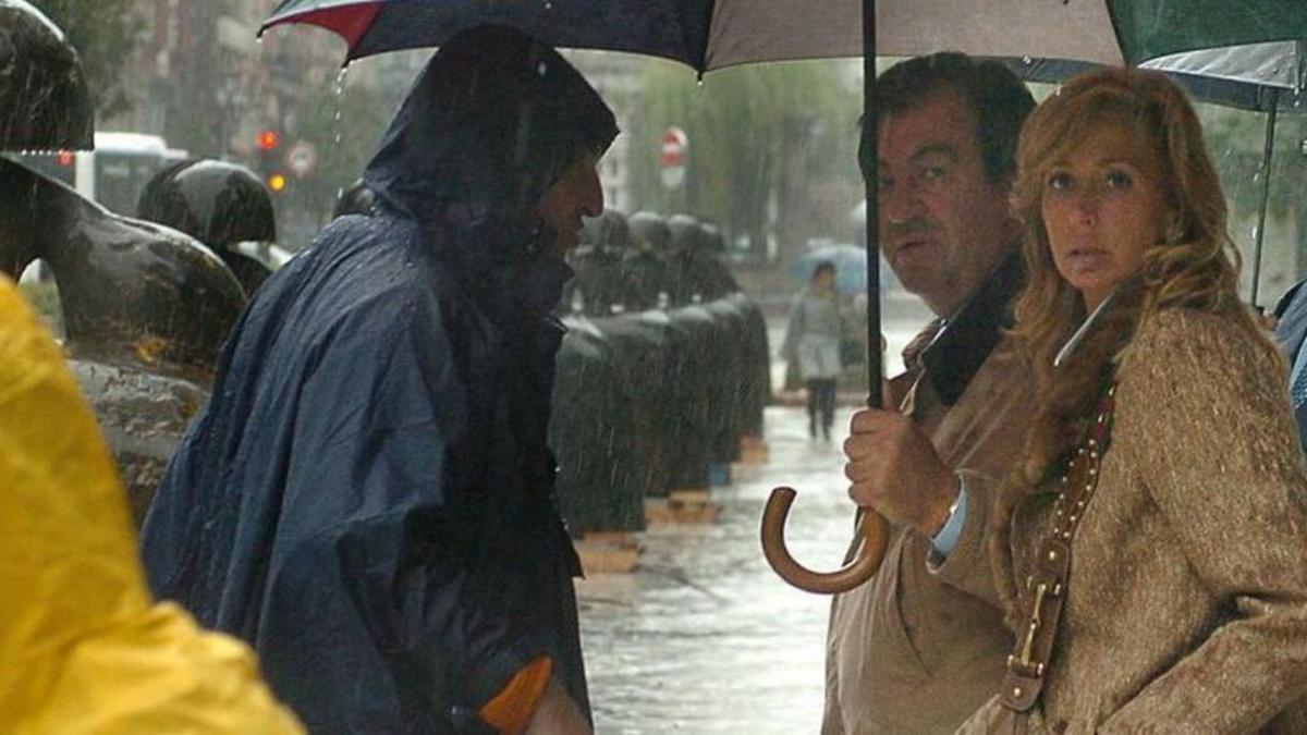 Cascos y su exmujer María Porto, en 2005 en Oviedo, junto a las Meninas de Manolo Valdés expuestas en el paseo de los Álamos.