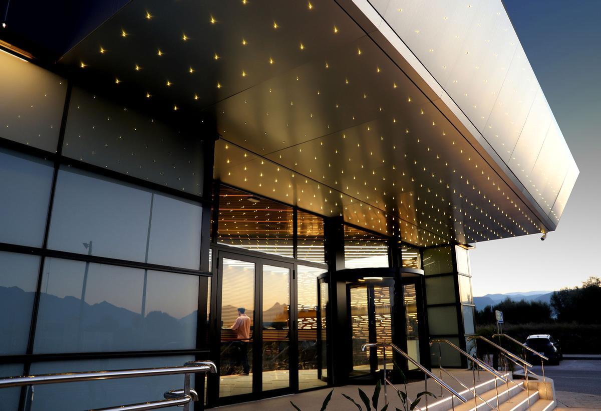 La enorme marquesina y su iluminación en el acceso de entrada, es la nota destacada de la construcción.