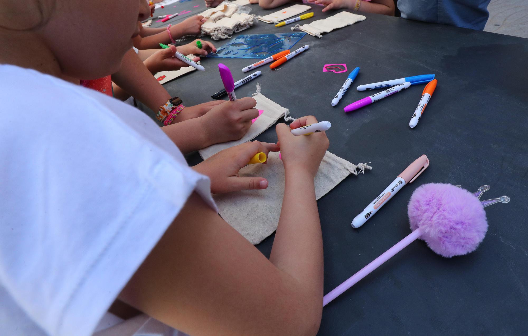 Miles de niños y sus familias viven la fiesta por la lengua en les trobades de Rafelbunyol y Almenara