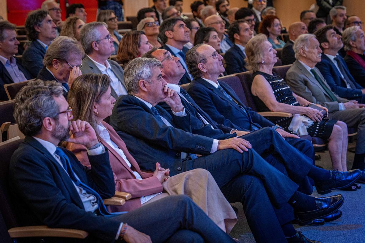 Público asistente durante el acto inaugural del foro en el auditorio.