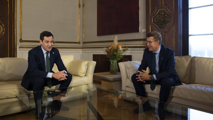 El presidente de la Junta, Juanma Moreno, y el presidente de la Xunta de Galicia, Alberto Núñez Feijóo, en una imagen de octubre de 2021 en Sevilla.