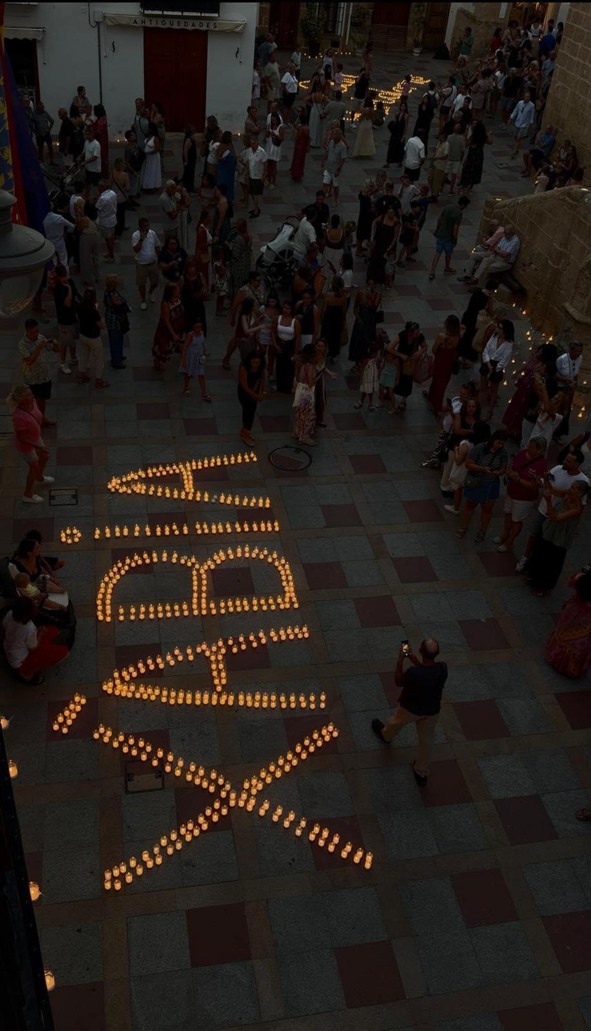 Los visitantes se arremolinan alrededor de las velas