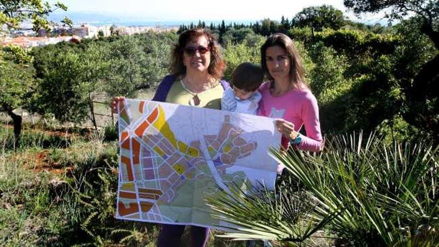 Rosa Carrión (izquierda), con una vecina de la Sierra de Churriana, en la zona donde irán las 540 viviendas, en una foto de archivo.