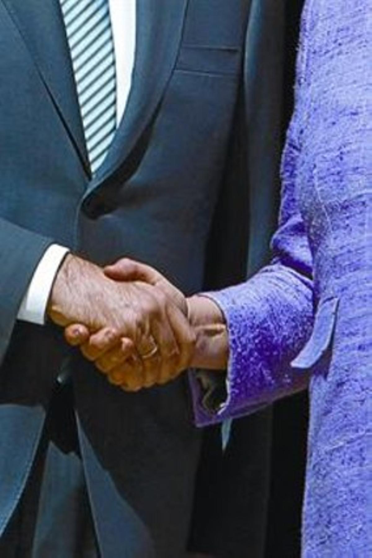 Encaixada de mans entre Rajoy i Merkel. Encaixada de mans entre Rajoy i Merkel.