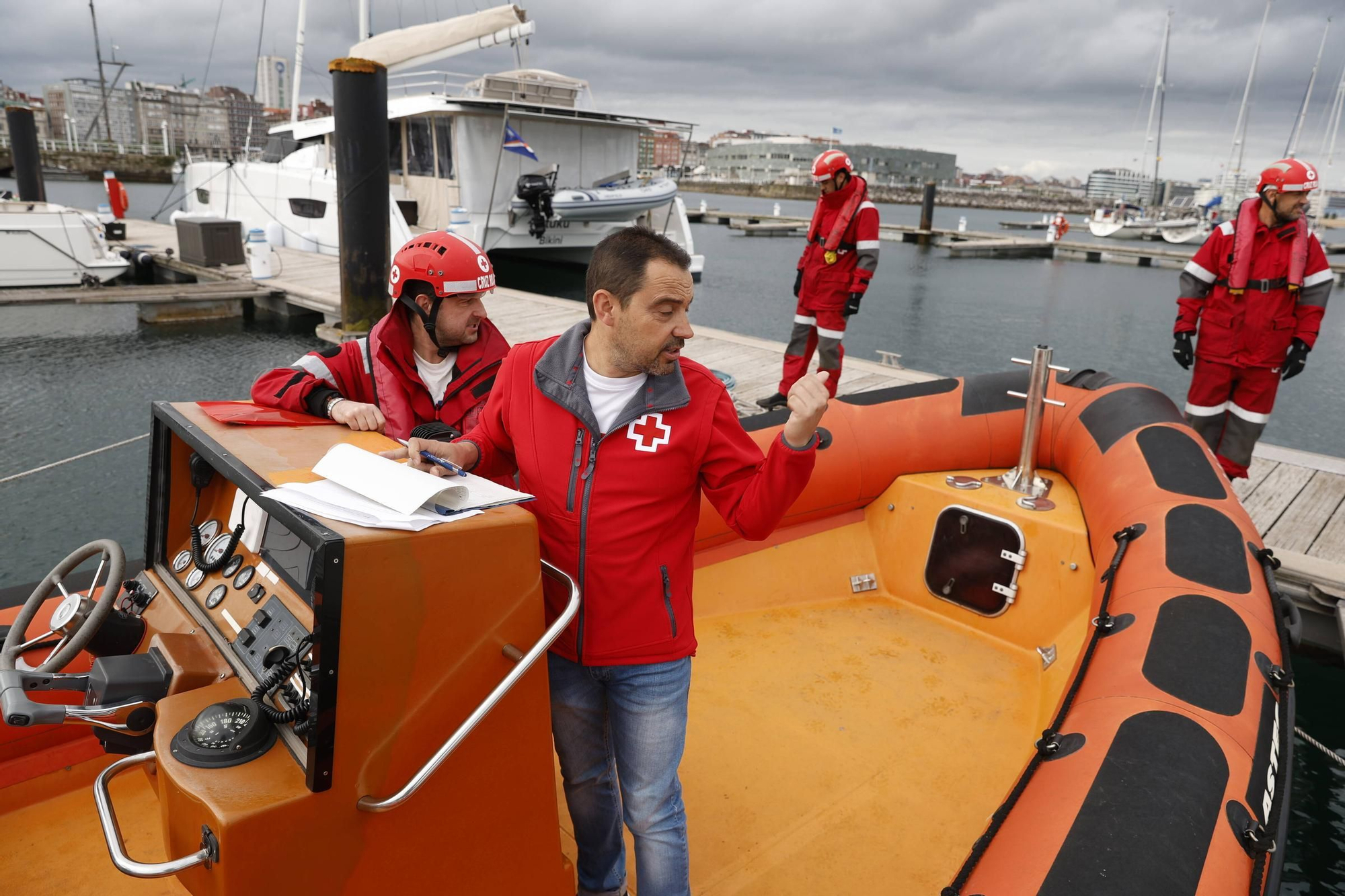 Así se controla la calidad del mar en Gijón durante la temporada de baños (en imágenes)