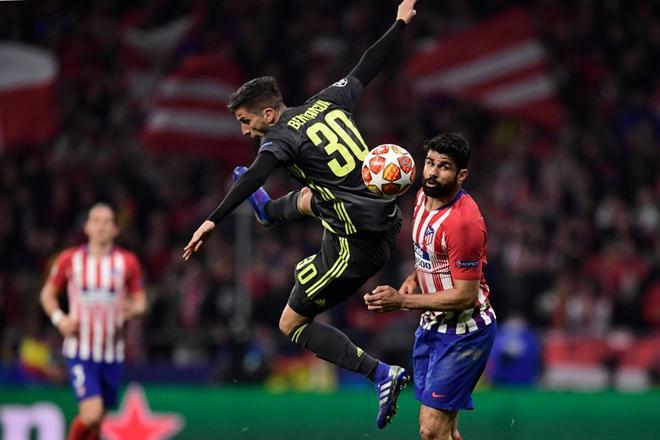 Rodrigo Bentancur, compite con, Diego Costa, durante la ronda de la Liga de Campeones de la UEFA en el partido de fútbol de ida entre el Club Atlético de Madrid y la Juventus FC en el estadio Wanda Metropolitan de Madrid.