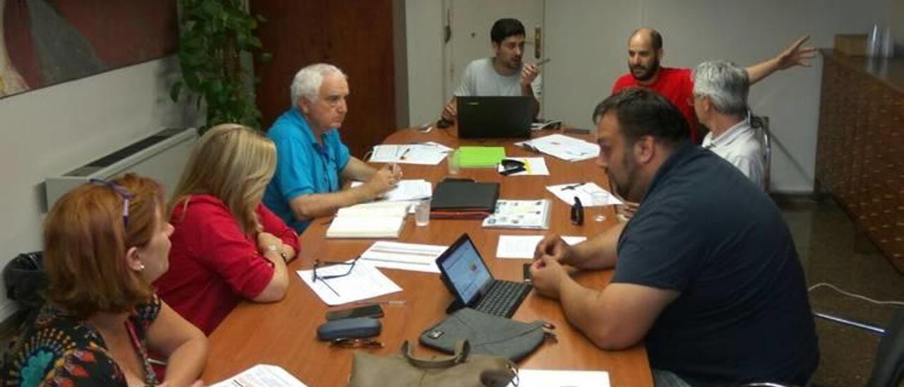 Momento de la reunión de ayer sobre el pacto de gobierno.