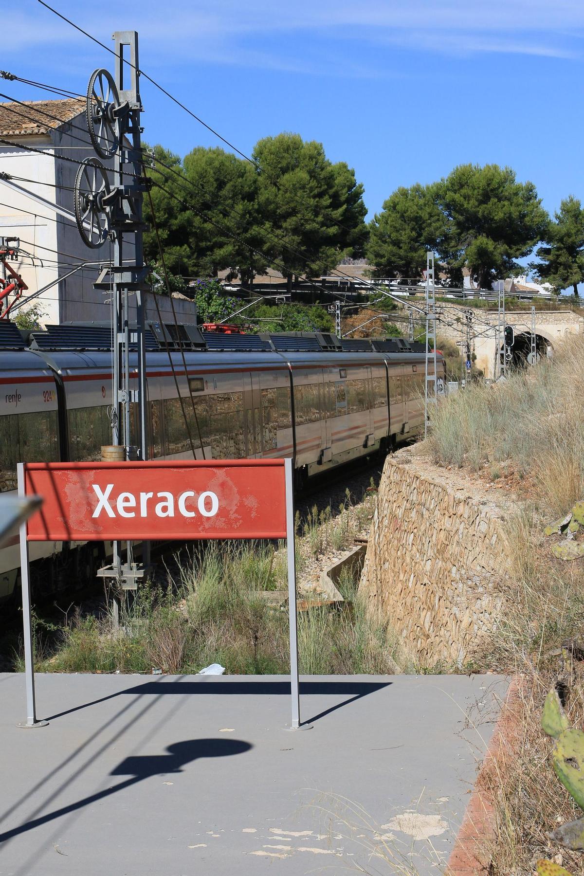Un tren de Cercanías saliendo de la estación de Xeraco en dirección a València.