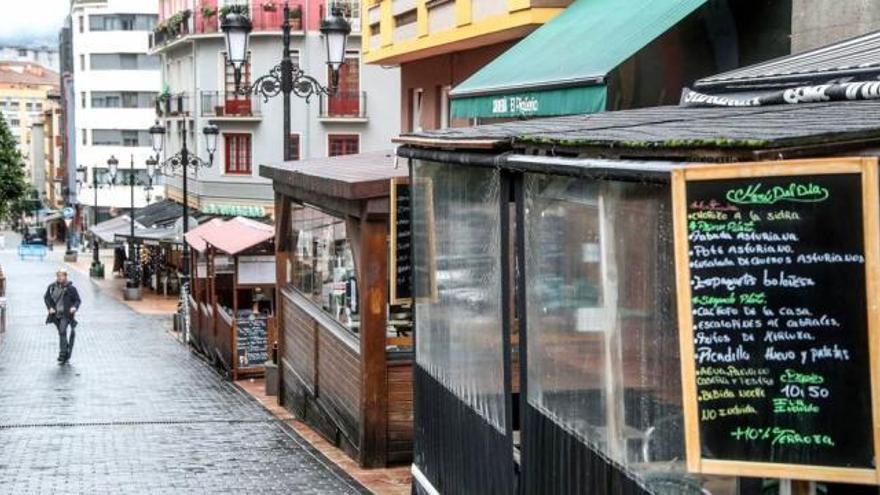 Urbanismo impone a Gascona un tipo de terraza metálica en blanco, negro y madera