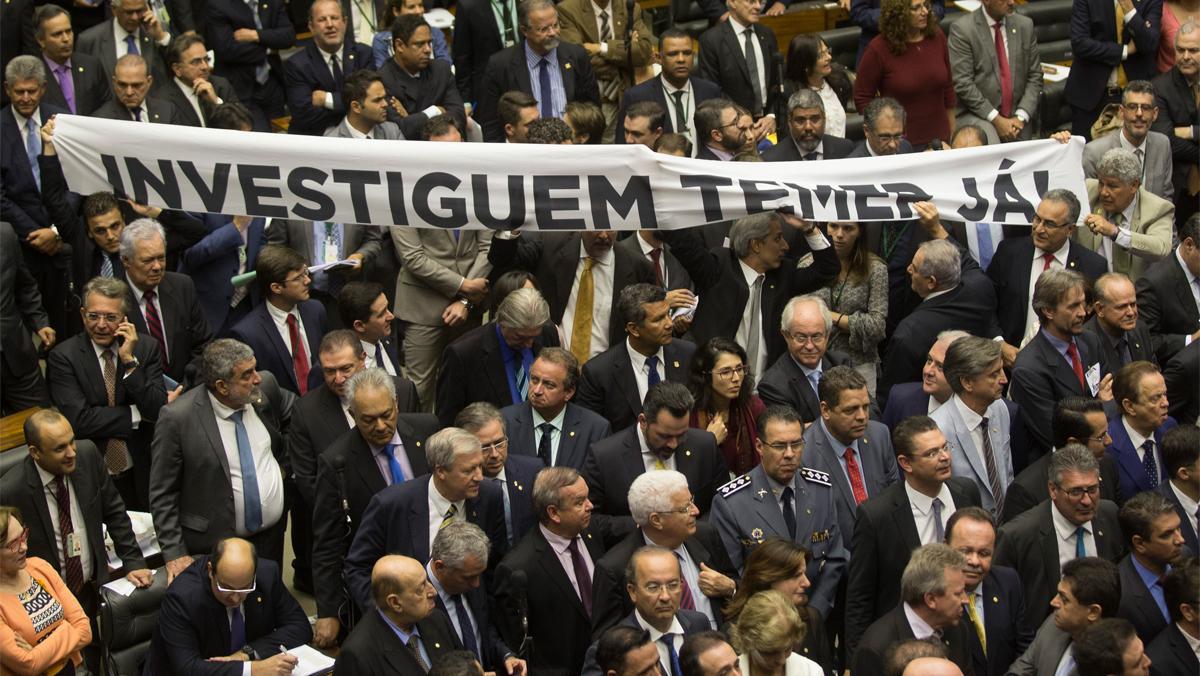 Diputats de l’oposició protesten amb una pancarta contra Temer, a Brasília, el 2 d’agost. 