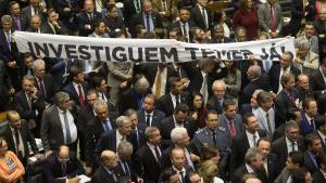 Diputados de la oposición protestan con una pancarta contra Temer, en Brasilia, el 2 de agosto. 