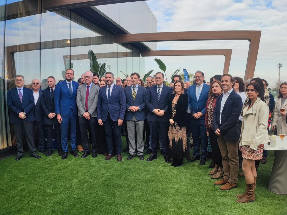 Foto de familia con autoridades, empresarios y representantes del sector que asistieron al evento celebrado por Frecom.