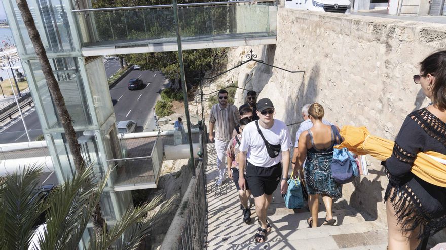Otro verano sin ascensor para ir a la playa del Postiguet