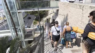 Otro verano sin ascensor para ir a la playa del Postiguet